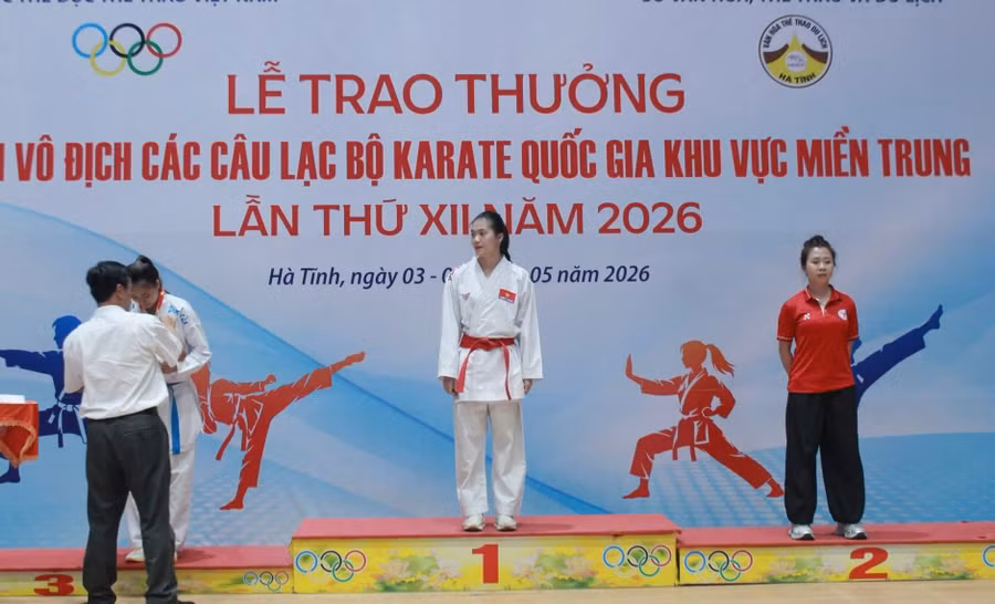 nu-vo-si-nguyen-thi-ha-phuong-gianh-huy-chuong-vang-cho-doan-gia-lai-tai-giai-vo-dich-cac-cau-lac-bo-karate-quoc-gia-khu-vuc-mien-trung-anh-cong-tuan.jpg