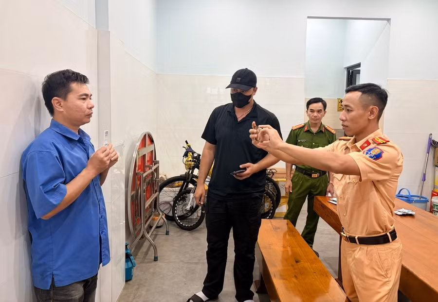 ra-quan-kiem-tra-dot-xuat-nong-do-con-va-ma-tuy-voi-tai-xe-xe-khach-o-khu-vuc-pleiku.jpg