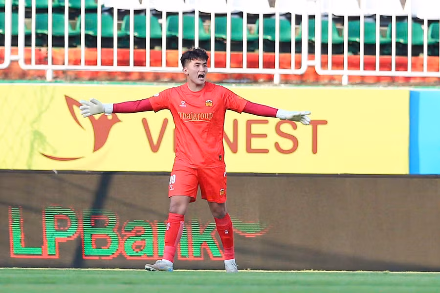 thu-thanh-phuoc-sang-mac-sai-lam-tai-hai-trong-ban-thang-thu-2-cua-doi-khach-anh-van-ngoc.jpg