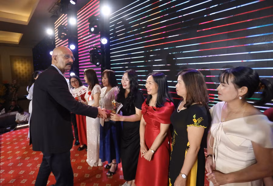 lanh-dao-cong-ty-da-trao-tang-272-giai-thuong-cong-hien-cho-cac-nhan-vien-gan-bo-trong-hanh-trinh-20-nam-hoat-dong-anh-van-ngoc.jpg