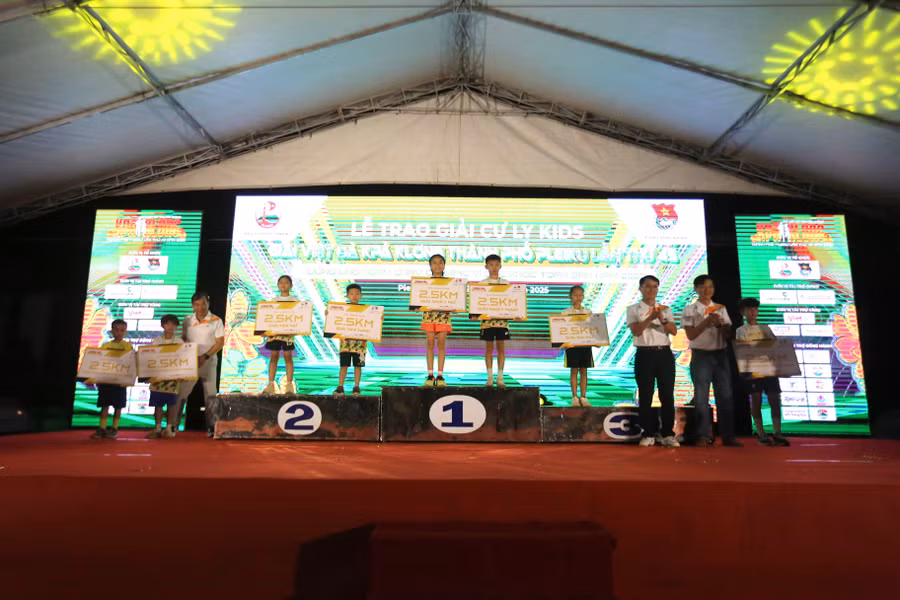 ban-to-chuc-trao-giai-cho-noi-dung-25-km-kids-anh-van-ngoc.jpg