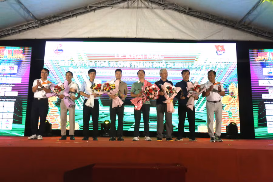 ban-to-chuc-trao-ky-niem-chuong-cho-cac-nha-tai-tro-dong-hanh-cung-giai-anh-van-ngoc.jpg
