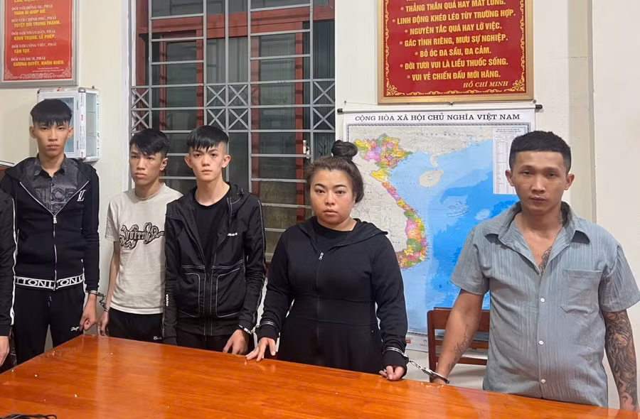 hue-thu-2-tu-phai-qua-cung-dong-bon-da-bi-bat-giu-anh-duy-hai.jpg