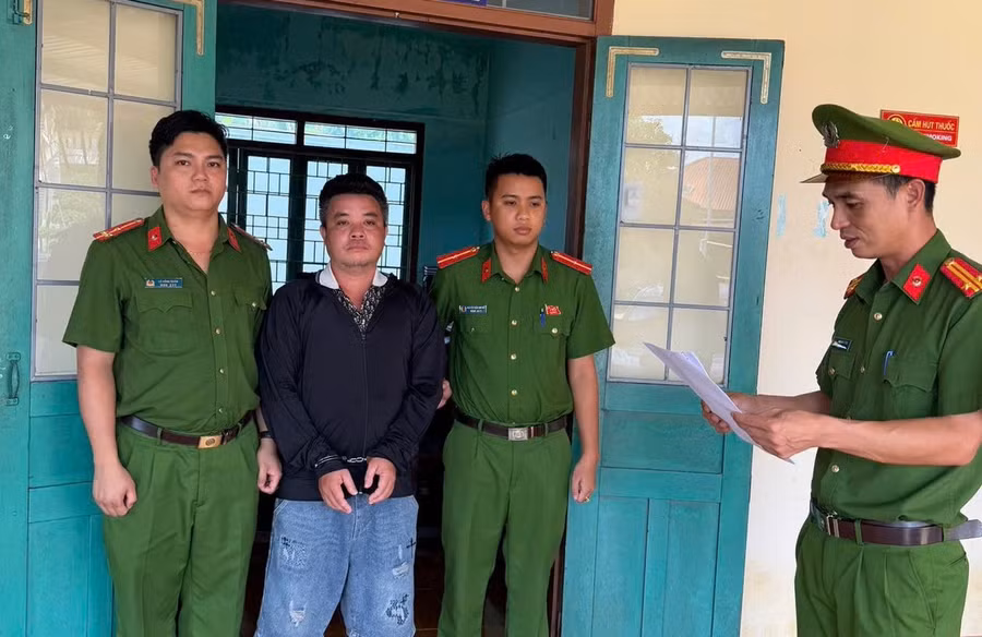 doi-tuong-phat-da-bi-khoi-to-vi-dung-binh-tra-nem-vao-nguoi-dan-ong-anh-dvcc.jpg