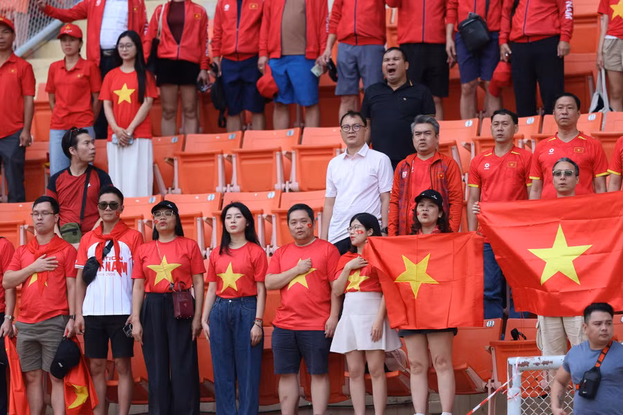 dong-dao-nguoi-ham-mo-viet-nam-co-mat-tai-thai-lan-de-co-vu-cho-u22-viet-nam-anh-duc-dong.jpg
