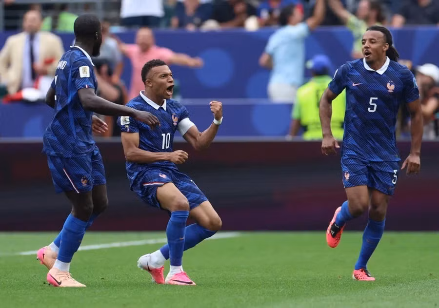 kylian-mbappe-lap-cu-dup-giup-phap-de-dang-danh-bai-iraq-anh-reuters.jpg