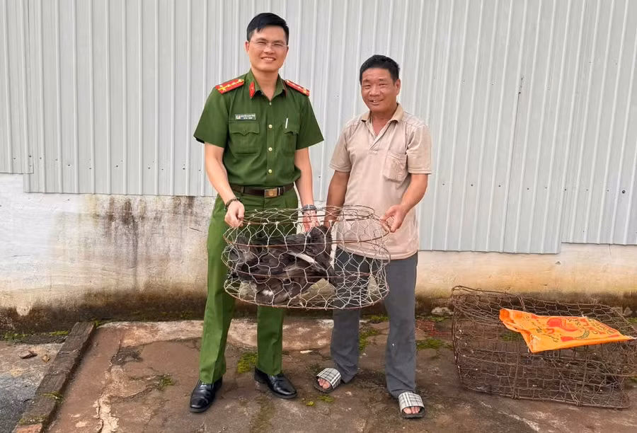 thay-dai-bang-nui-bay-vao-nha-nguoi-dan-ong-mang-den-cong-an-xa-giao-nop.jpg