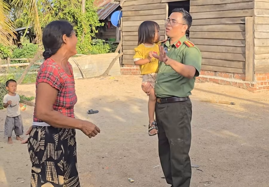 thieu-ta-dat-tro-chuyen-voi-nguoi-jrai-bang-tieng-dia-phuong-tao-ra-su-coi-mo-anh-hwi.jpg