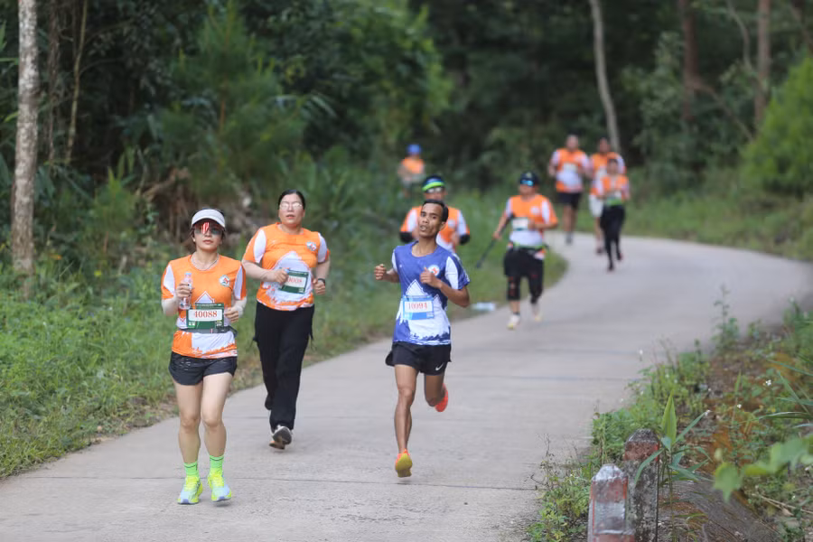 con-duong-uon-luon-giua-rung-mang-den-bau-khong-khi-mat-ruoi-cho-cac-vdv-anh-van-ngoc-3696.jpg