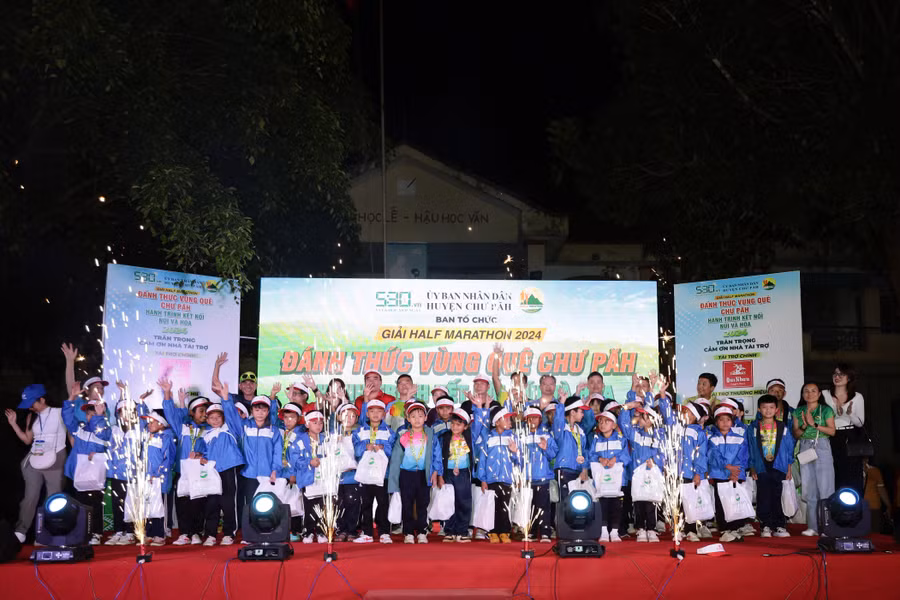 ban-to-chuc-da-trao-200-suat-qua-cho-cac-hoc-sinh-ngheo-tai-huyen-chu-pah-anh-bi-ly.jpg