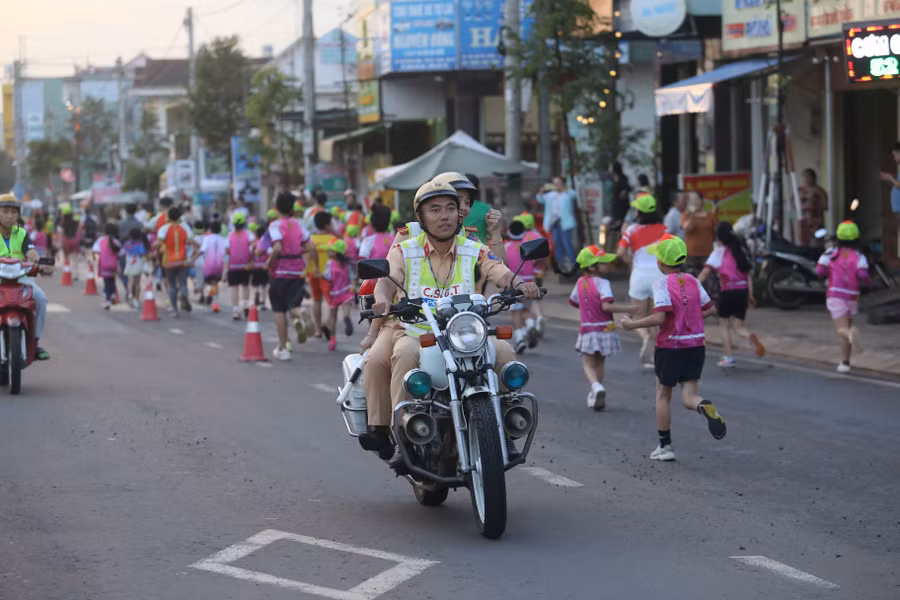 luc-luong-canh-sat-giao-thong-dam-bao-an-toan-cho-duong-chay-anh-van-ngoc.jpg