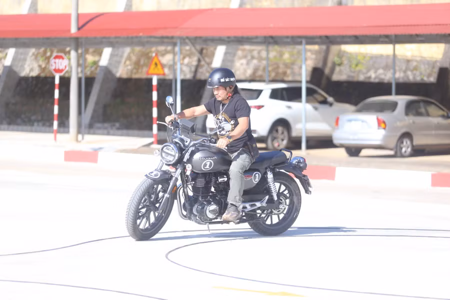 hien-trung-tam-dao-tao-va-sat-hach-lai-xe-dang-su-dung-xe-honda-cb350-trong-sat-hach-gplx-hang-a-anh-van-ngoc.jpg