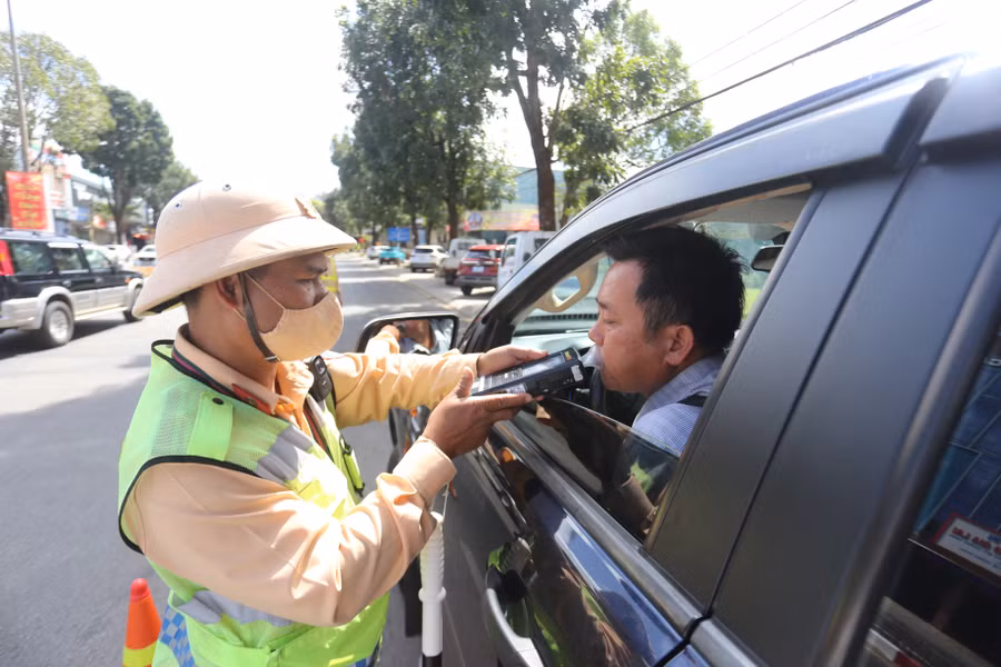 hau-het-nguoi-dan-deu-chap-hanh-nghiem-quy-dinh-ve-nong-do-con-anh-van-ngoc.jpg