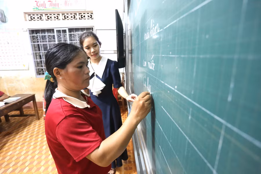 sau-2-nam-cac-hoc-sinh-o-lop-hoc-lang-lung-prong-da-doc-viet-thanh-thao-anh-van-ngoc.jpg