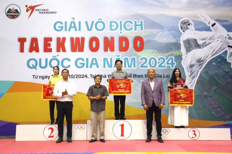 ban-to-chuc-trao-giai-toan-doan-o-noi-dung-quyen-cho-cac-don-vi-xuat-sac-nhat-anh-van-ngoc-5822-4017.jpg