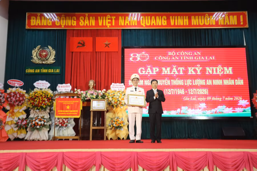Phó Chủ tịch UBND tỉnh Nguyễn Hữu Quế trao bằng khen của Chủ tịch UBND tỉnh cho lãnh đạo Công an tỉnh. Ảnh: Văn Ngọc