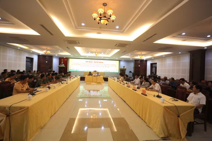 dong-dao-dai-bieu-tham-du-hoi-nghi-anh-van-ngoc.jpg