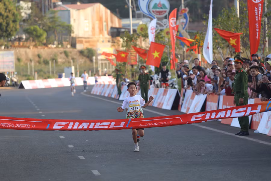 em-tran-quang-nhat-minh-ve-nhat-cu-ly-25-km-nam-anh-van-ngoc.jpg