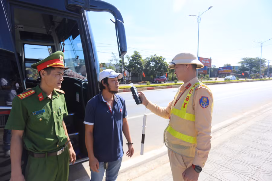 luc-luong-csgt-tang-cuong-xu-ly-vi-pham-cua-xe-khach-trong-nhung-ngay-cuoi-nghi-tet-anh-van-ngoc.jpg