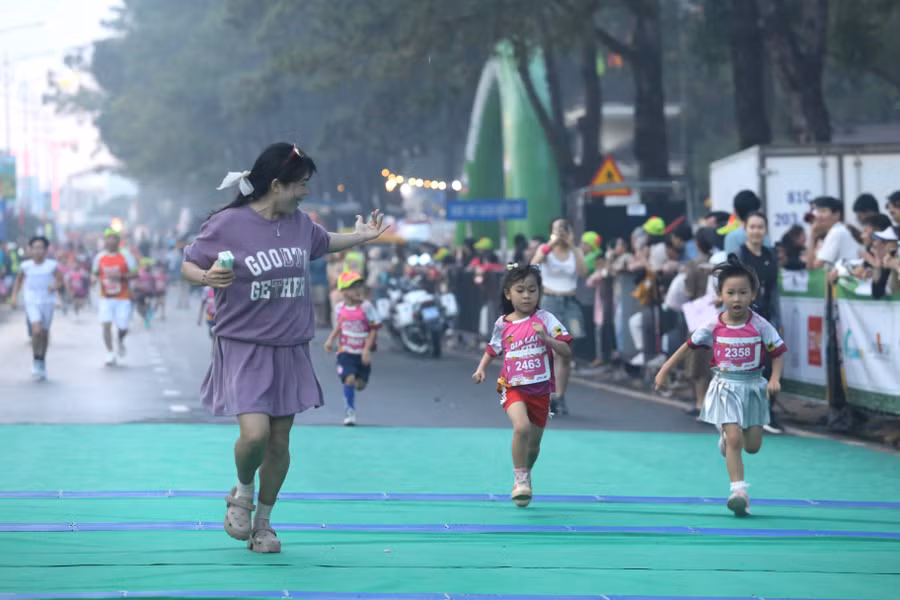 cac-runner-nhi-the-hien-quyet-tam-chinh-phuc-cu-ly-2-km-anh-van-ngoc.jpg