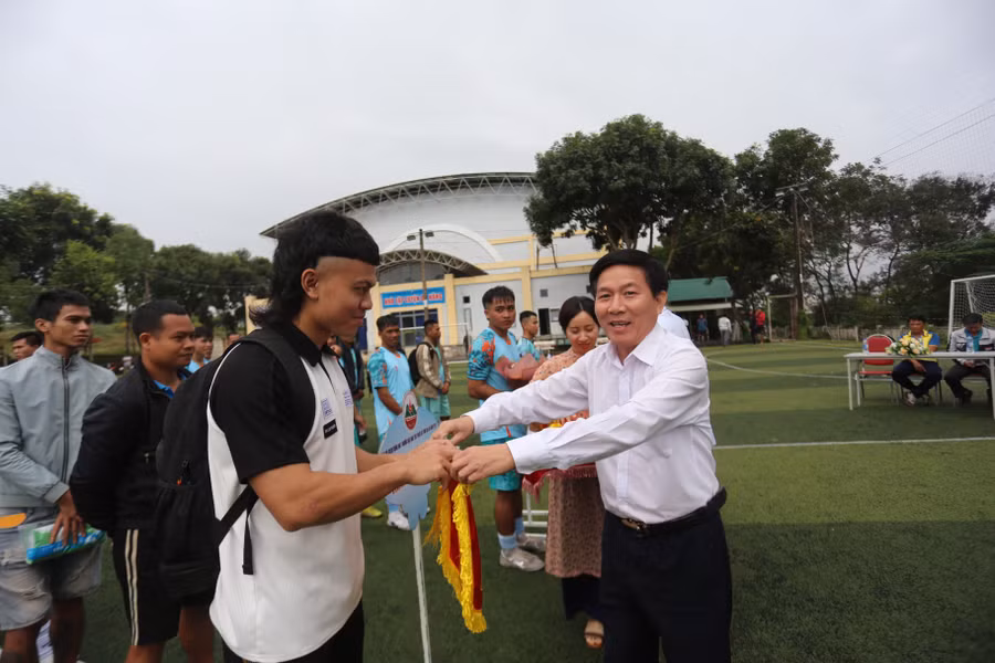 ban-to-chuc-trao-co-luu-niem-cho-6-doi-bong-tham-gia-giai-anh-van-ngoc.jpg