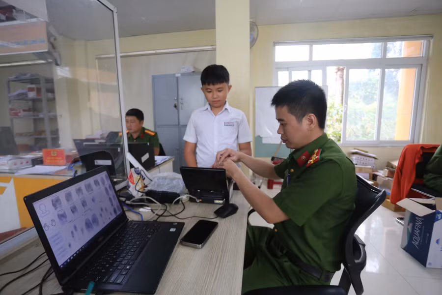 nhieu-tre-em-den-lam-thu-tuc-cap-can-cuoc-trong-dip-he-anh-van-ngoc.jpg