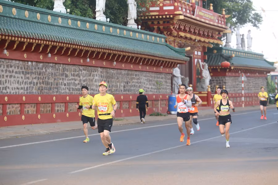 nguyen-thi-duyen-bia-phai-da-ve-dich-dau-tien-o-cu-ly-21-km-nu-anh-hoang-hoai.jpg