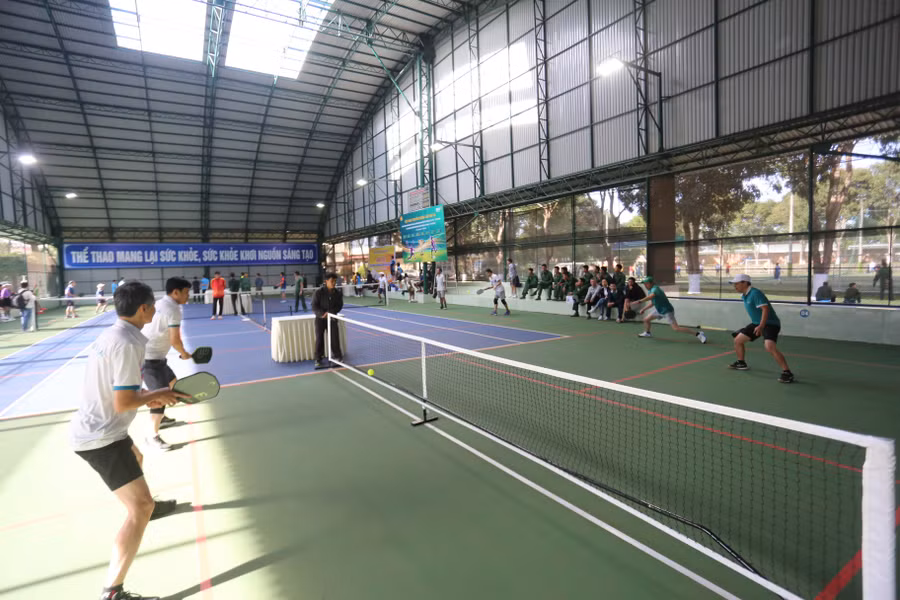 cac-vdv-se-tranh-tai-o-2-mon-pickleball-va-bong-da-nam-anh-van-ngoc.jpg