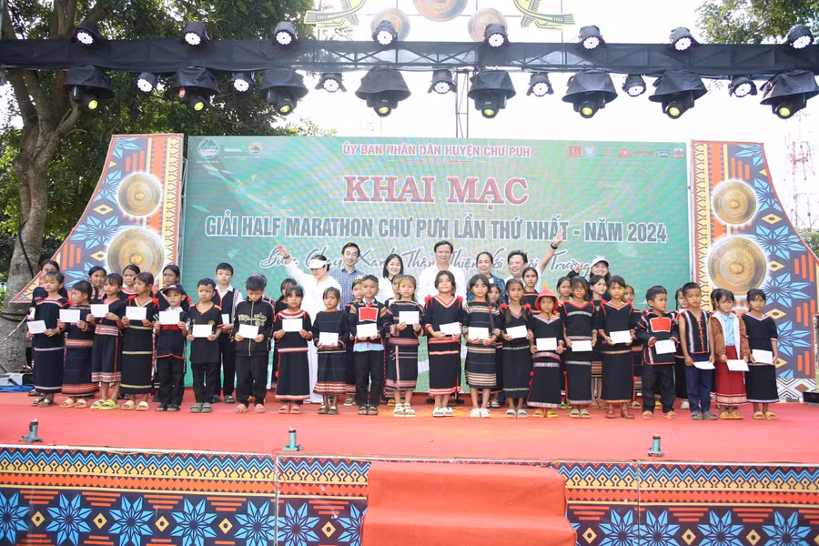 ban-to-chuc-tang-qua-cho-cac-hoc-sinh-co-hoan-canh-kho-khan-tren-dia-ban-huyen-chu-puh-anh-doan-vinh.jpg