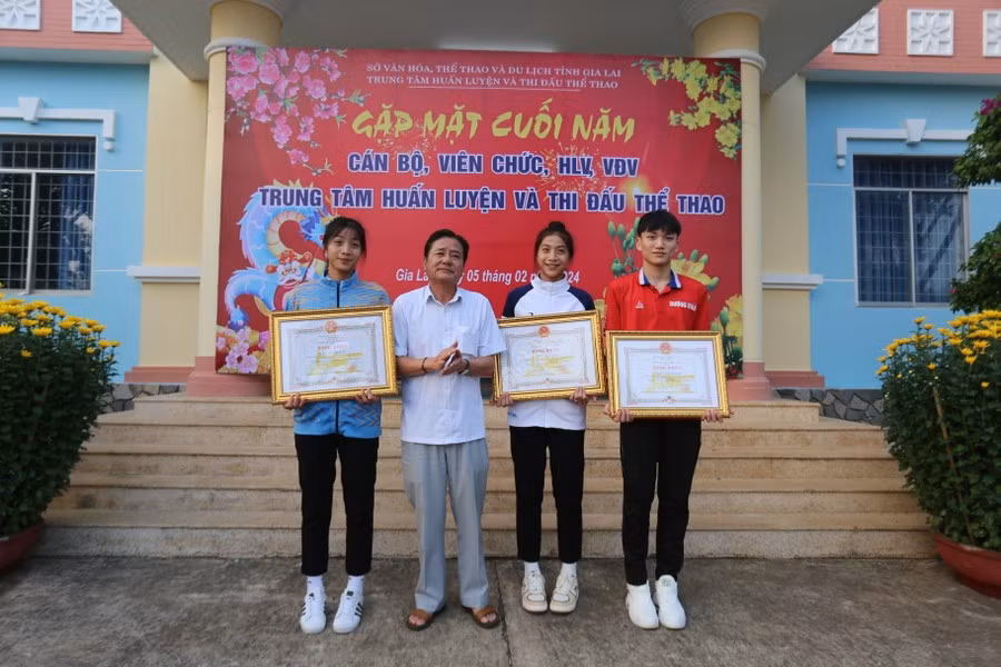 duong-van-khai-bia-phai-duoc-nhan-bang-khen-cua-chu-tich-ubnd-tinh-khi-gianh-huy-chuong-vang-dong-nam-a-anh-van-ngoc.jpg