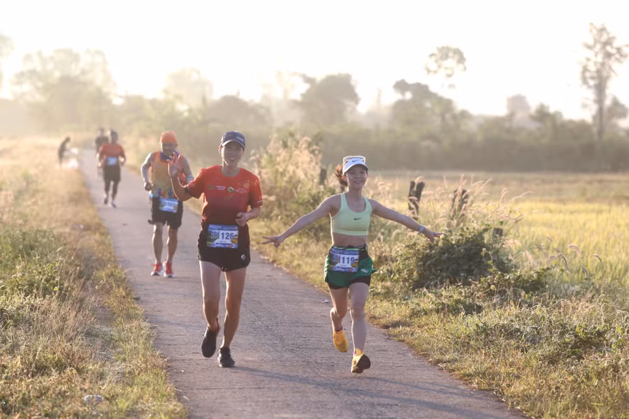 lua-chin-vang-ben-duong-chay-o-cu-ly-21-km-anh-van-ngoc.jpg