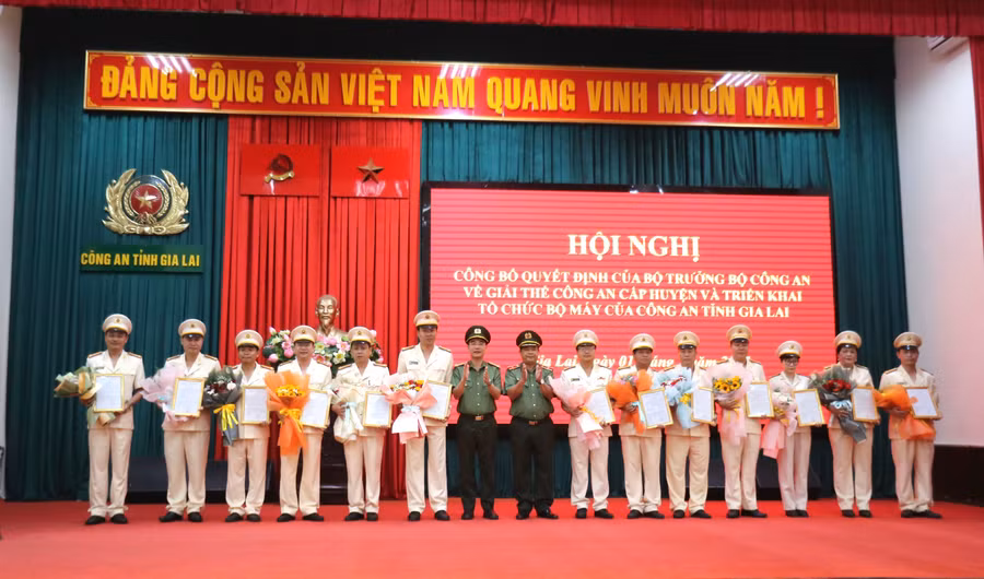 cong-an-tinh-cong-bo-quyet-dinh-dieu-dong-bo-tri-26-lanh-dao-giu-vi-tri-truong-phong-anh-van-ngoc.jpg