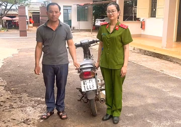 cong-an-xa-chu-pah-da-tra-lai-chiec-xe-may-bi-danh-cap-cho-anh-trong-anh-dvcc.jpg