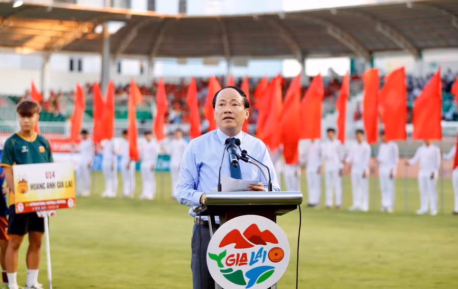 chu-tich-ubnd-tinh-pham-anh-tuan-phat-bieu-tai-le-khai-mac-anh-van-ngoc.jpg