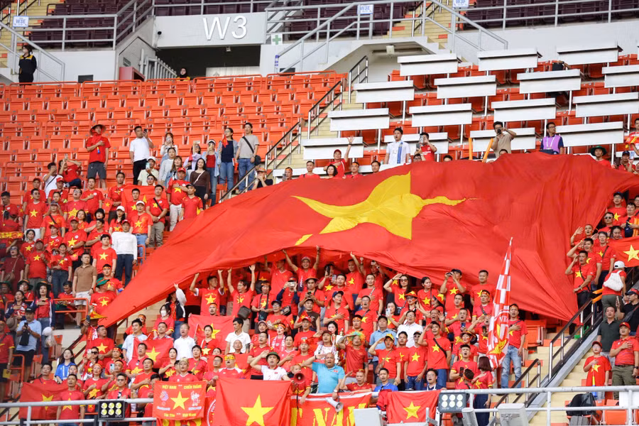 nguoi-ham-mo-viet-nam-tren-san-rajamangala-da-co-dip-an-mung-voi-chien-thang-cua-u22-viet-nam-anh-duc-dong.jpg