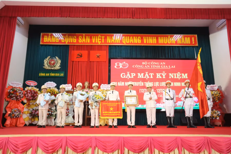 Phòng An ninh điều tra (Công an tỉnh) đón nhận danh hiệu Anh hùng lực lượng vũ trang nhân dân của Chủ tịch nước. Ảnh: Văn Ngọc