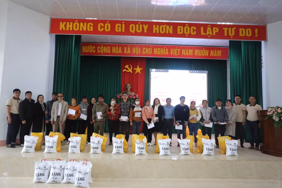 100-suat-qua-tet-da-duoc-trao-den-tay-nguoi-mu-tai-tp-pleiku-anh-van-ngoc.jpg