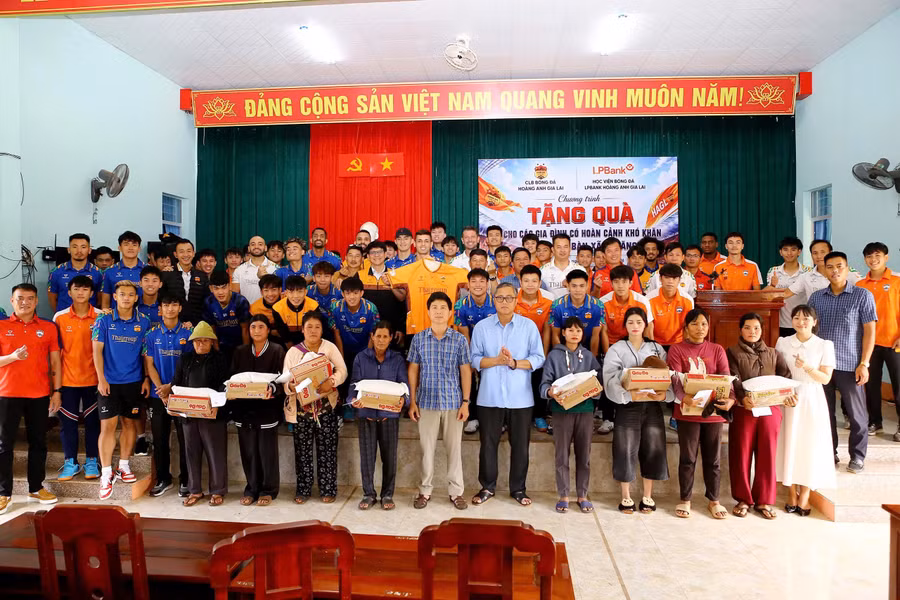 cac-cau-thu-hagl-da-trao-hon-200-suat-qua-cho-ba-con-co-hoan-canh-kho-khan-o-xa-ia-bang-anh-hoang-tung.jpg