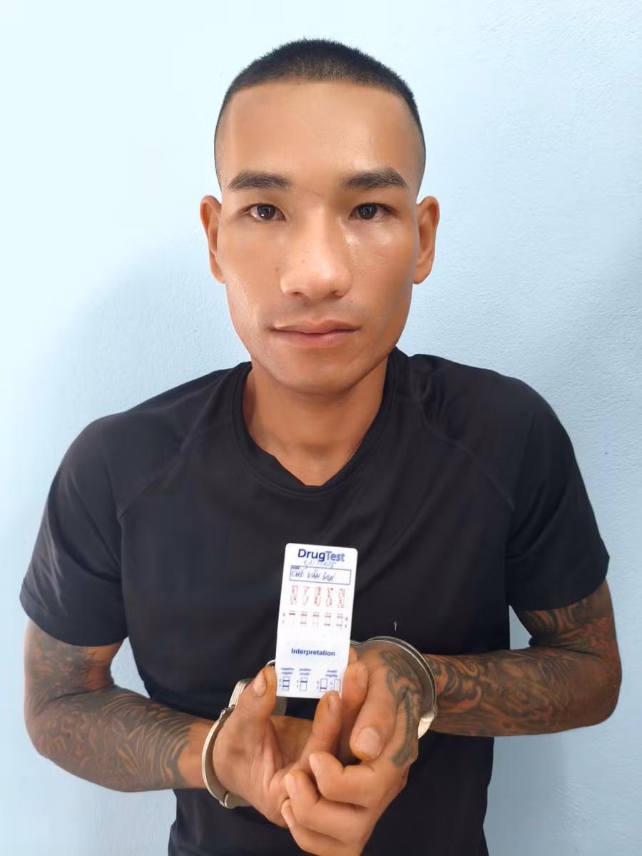 doi-tuong-vui-da-bi-bat-giu-khi-dang-cat-giau-2-goi-ma-tuy-da-anh-thu-thao.jpg