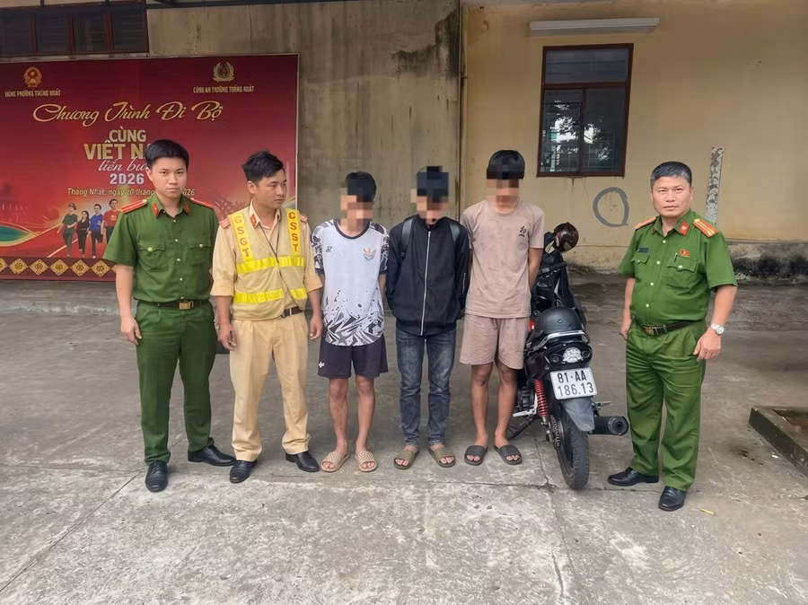 phat-hon-7-trieu-voi-hoc-sinh-di-xe-may-cho-3-lang-lach.jpg