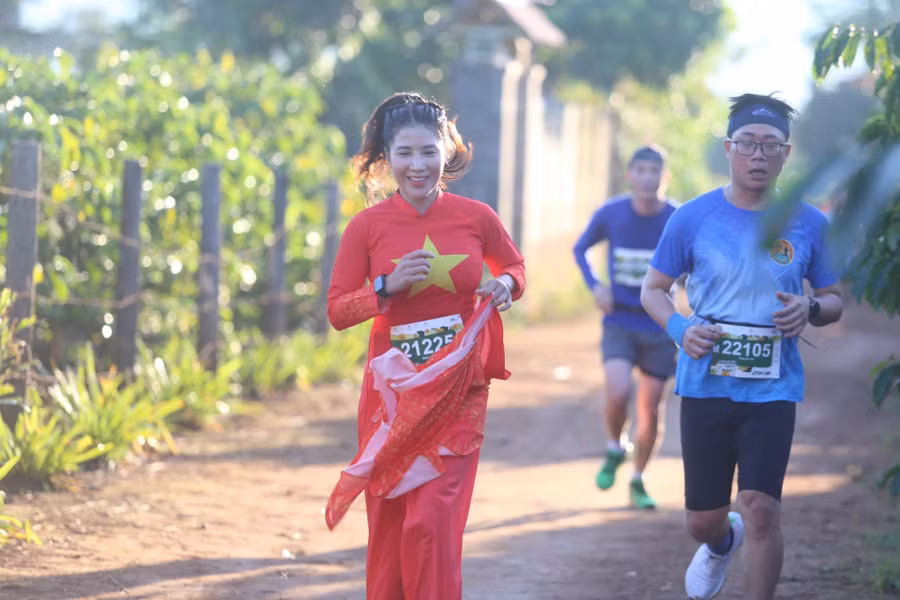 nu-runner-rang-ro-trong-trang-phuc-ao-dai-truyen-thong-anh-hoang-hoai.jpg