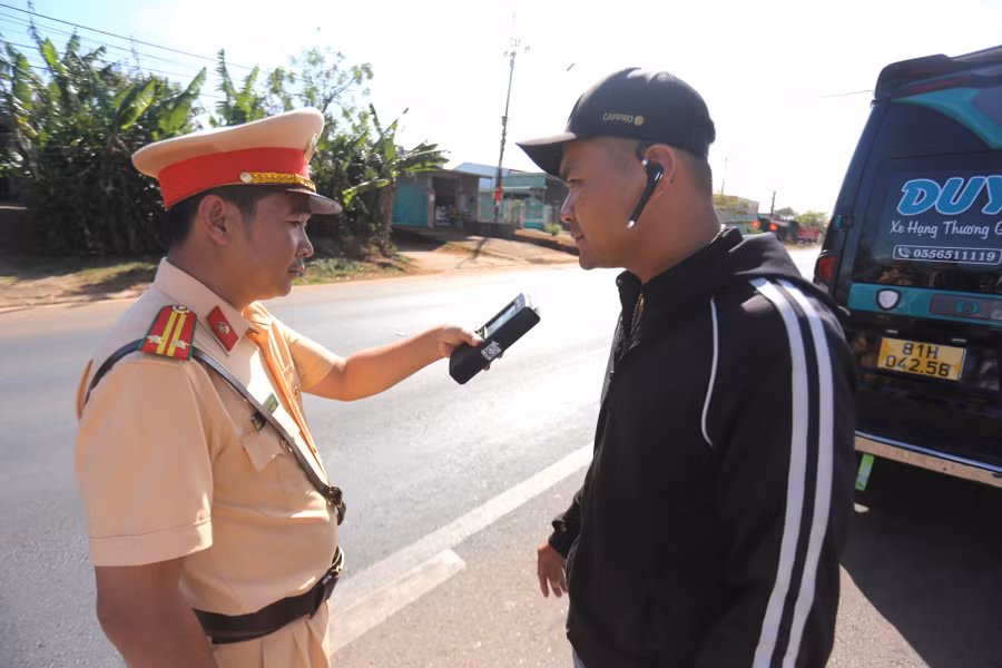 csgt-kiem-tra-nong-do-con-voi-tai-xe-xe-khach-tren-tuyen-quoc-lo-19-anh-van-ngoc.jpg