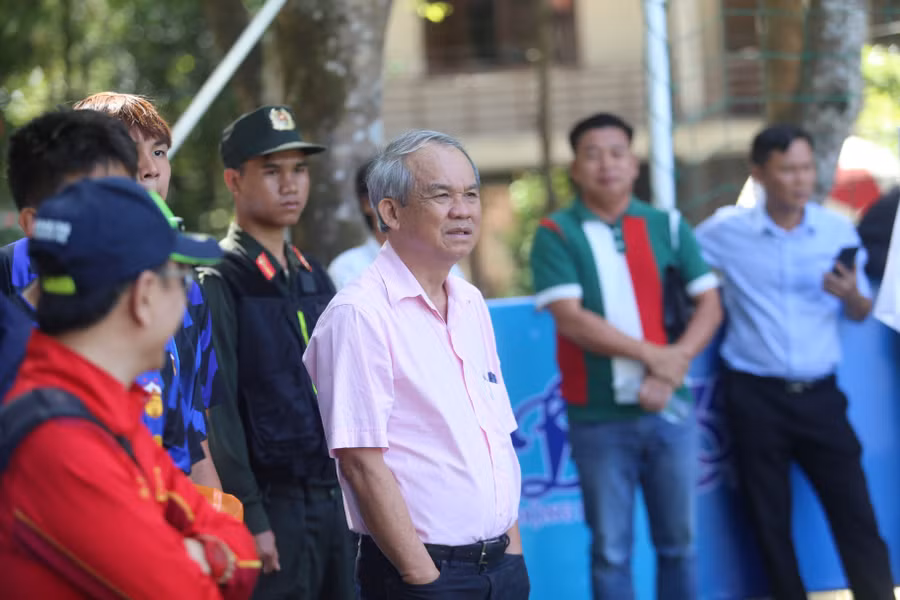 bau-duc-da-den-san-theo-doi-cac-cau-thu-tre-tranh-tai-anh-van-ngoc.jpg