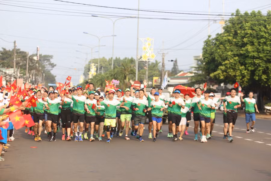 gan-1000-nguoi-da-tham-gia-chay-dong-hanh-trong-chuong-trinh-nam-2024-anh-van-ngoc.jpg
