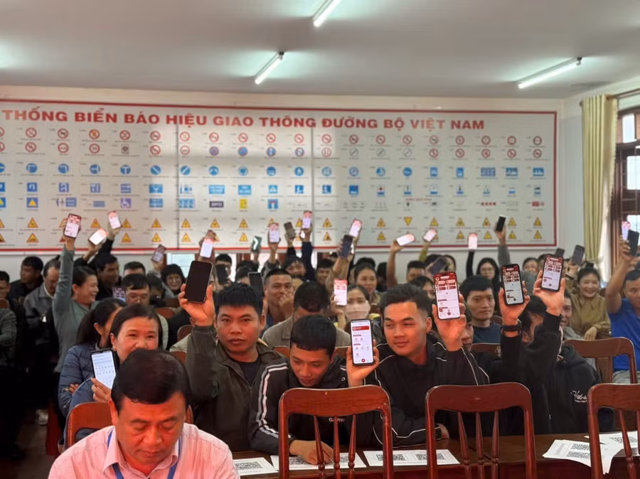hon-350-thi-sinh-da-duoc-cai-dat-ung-dung-vnetraffic-anh-hoang-dung.jpg