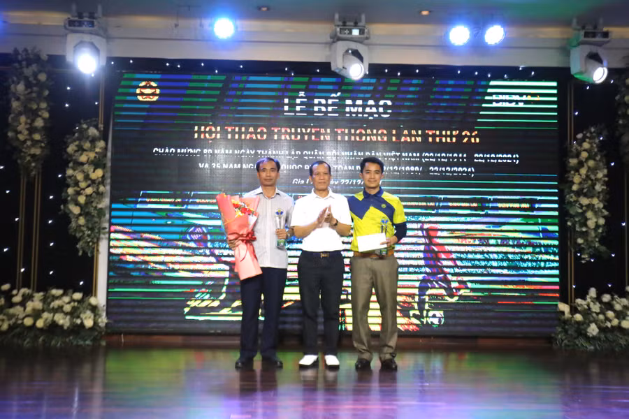 ban-to-chuc-trao-giai-cho-cap-doi-nam-lanh-dao-gianh-giai-nhat-o-hoi-thao-anh-van-ngoc.jpg