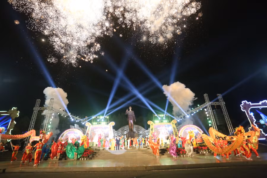 man-phao-hoa-da-bao-hieu-thoi-khac-xuan-at-ty-go-cua-moi-nha-anh-van-ngoc.jpg
