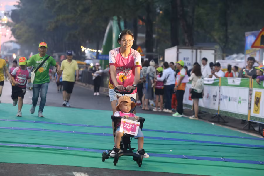 mot-runner-nhi-cung-hoan-thanh-cu-ly-2km-tren-xe-day-cua-me-anh-van-ngoc.jpg