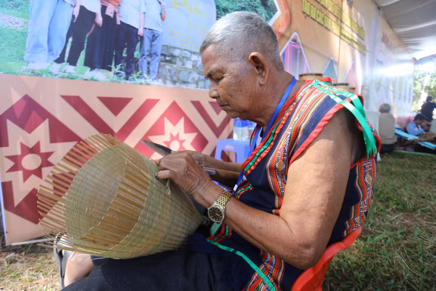 cac-nghe-nhan-chau-chuot-cho-tung-soi-nan-de-tao-ra-chiec-gui-dep-anh-van-ngoc-8967.jpg