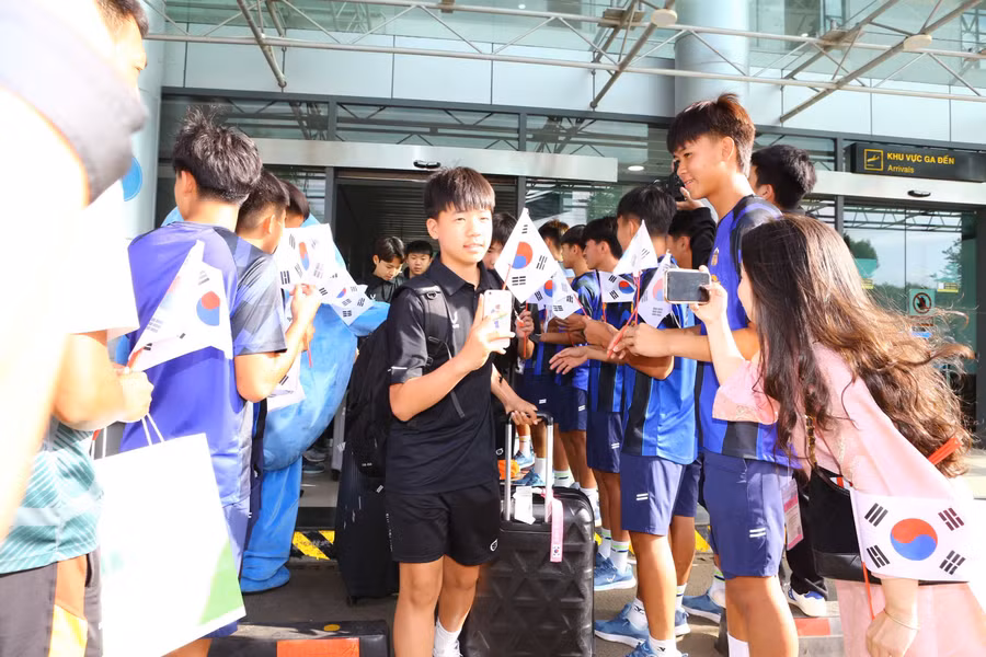 cac-cau-thu-han-quoc-cua-doi-eum-seong-fc-dap-chuyen-bay-den-san-pleiku-vao-chieu-9-5-anh-van-ngoc.jpg